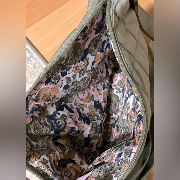 Vera Bradley Olive green puffer tote bag/floral interior w/ air pod pouch - Picture 11 of 12
